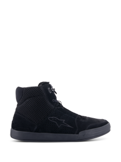 Alpinestars Chrome Air schoen, urban motorrijschoenen, zwart op zwart, zijaanzicht met bovenwerk van gespleten suède en mesh, high-top sneaker silhouet, casual beschermend schoeisel voor gebruik op de weg