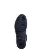 Chaussure Alpinestars Chrome Air, Noir, vue de dessous montrant la semelle extérieure avec un motif de traction hexagonal détaillé, logo et marquage Alpinestars embossés, semelle en caoutchouc durable pour la conduite moto urbaine