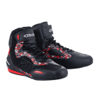 Alpinestars FQ20 Faster-3 Rideknit® Schuhe, Motorradschuhe, Schwarz und Hellrot, mit rot-weißen Grafikmustern und Fabio Quartararos Nummer 20, Konstruktion aus gestricktem Mesh und Mikrofaser, Alpinestars-Logo auf dem Knöchelriemen, sportliches Urban-Design für die Straße