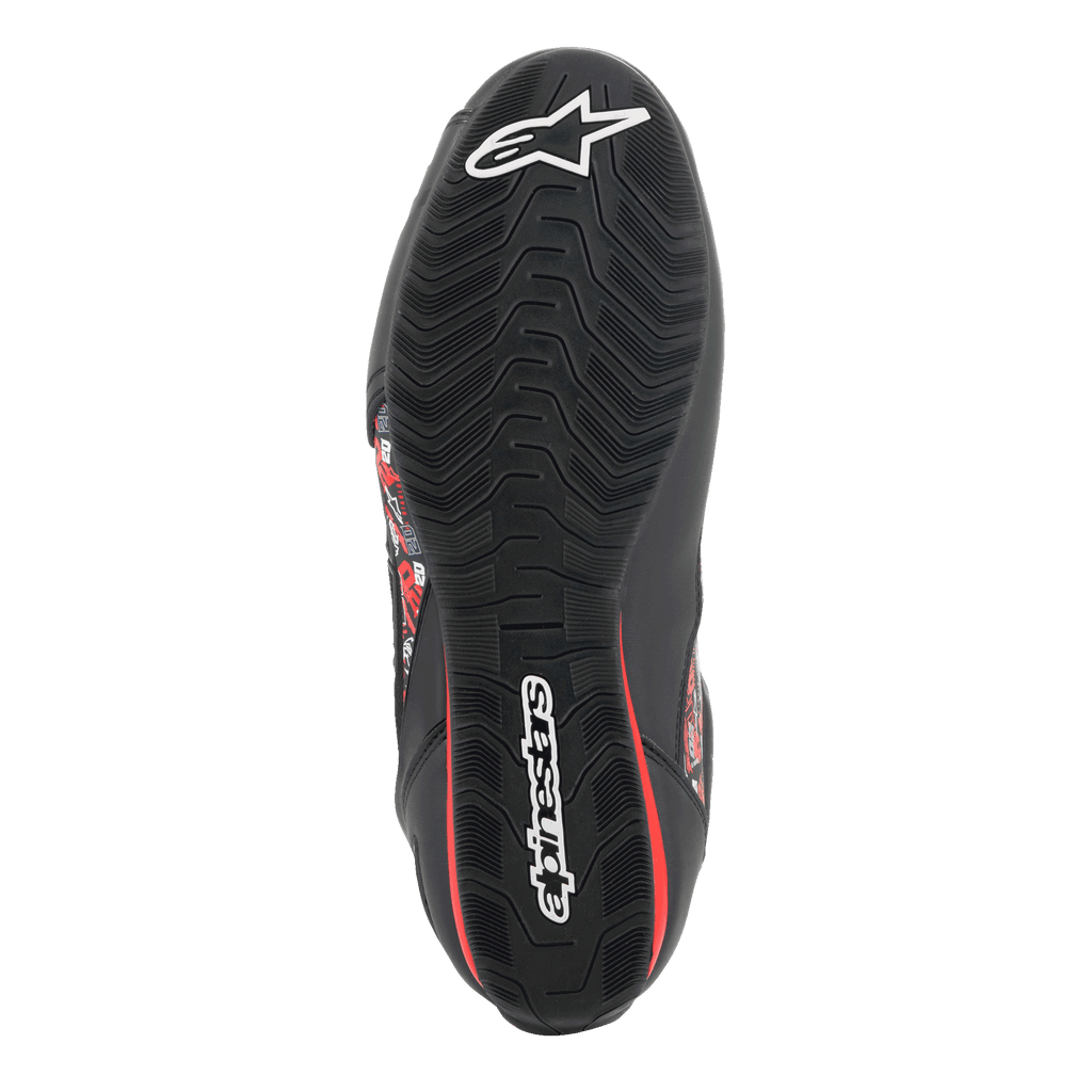 Alpinestars FQ20 Faster-3 Rideknit® Schuhe, Unteransicht der strukturierten Gummisohle, Schwarz mit weißen Alpinestars-Logos und roten Akzenten, entwickelt für Grip und Stabilität auf Motorrad-Bedienelementen