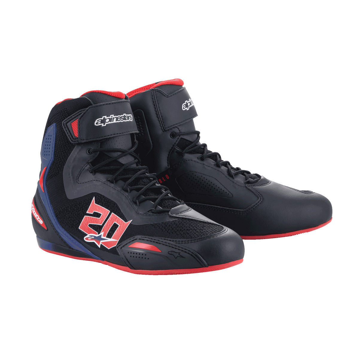 Alpinestars FQ20 Faster-3 Rideknit® Schuhe, Motorradschuhe, Schwarz mit leuchtend roten und blauen Akzenten, mit einer auffälligen „20“-Grafik auf der Seite, atmungsaktiven Rideknit® Mesh-Einsätzen, Schnürverschluss mit Klettverschluss-Riemen und einem sportlichen, vom Rennsport inspirierten Design.