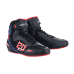 Alpinestars FQ20 Faster-3 Rideknit® Schuhe, Motorradschuhe, Schwarz mit leuchtend roten und blauen Akzenten, mit einer auffälligen „20“-Grafik auf der Seite, atmungsaktiven Rideknit® Mesh-Einsätzen, Schnürverschluss mit Klettverschluss-Riemen und einem sportlichen, vom Rennsport inspirierten Design.