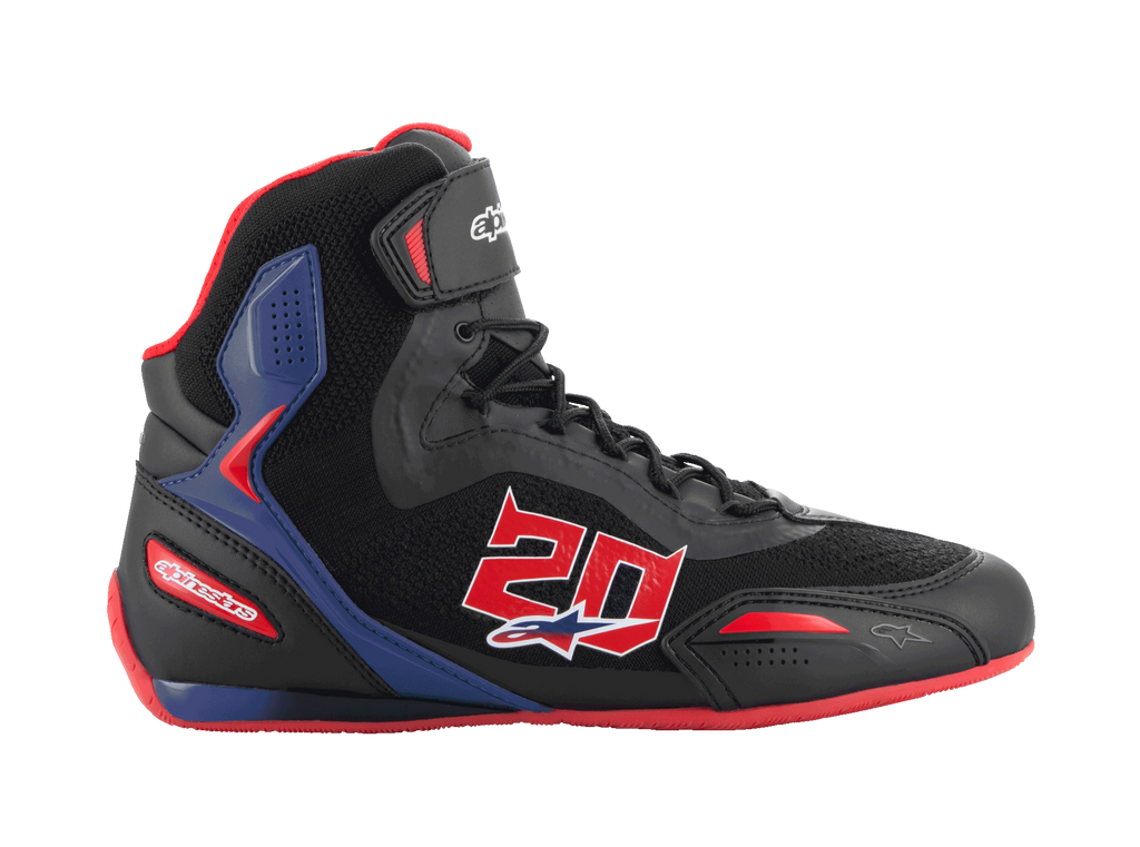 Alpinestars FQ20 Faster-3 Rideknit® Schuhe, schwarze High-Top-Motorradschuhe mit leuchtend roten und blauen Akzenten, große rote Nummer 20 auf der Seite, rote Sohle, schwarze Schnürsenkel, atmungsaktive Rideknit®-Mesh- und Synthetik-Konstruktion.