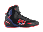 Alpinestars FQ20 Faster-3 Rideknit® Schuhe, schwarze High-Top-Motorradschuhe mit leuchtend roten und blauen Akzenten, große rote Nummer 20 auf der Seite, rote Sohle, schwarze Schnürsenkel, atmungsaktive Rideknit®-Mesh- und Synthetik-Konstruktion.