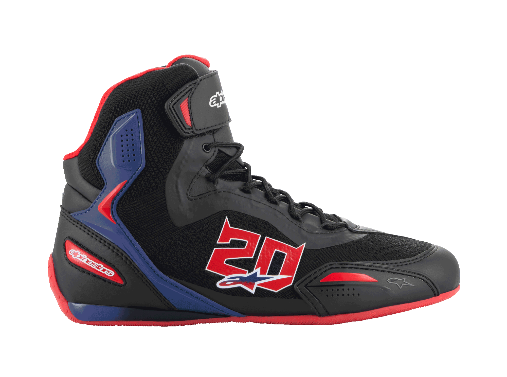 Alpinestars FQ20 Faster-3 Rideknit® Schuhe, schwarze High-Top-Motorradschuhe mit leuchtend roten und blauen Akzenten, große rote Nummer 20 auf der Seite, rote Sohle, schwarze Schnürsenkel, atmungsaktive Rideknit®-Mesh- und Synthetik-Konstruktion.