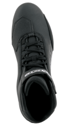 Chaussures Alpinestars Sektor, chaussures de moto, noires avec marquage blanc, vue de dessus avec système de laçage rapide, sangle de cheville à crochet et boucle et renfort d'orteil en TPR