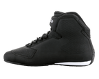 Chaussures Alpinestars Sektor, chaussures de moto noires et blanches, profil montant, système de laçage rapide avec sangle de cheville, châssis en microfibre texturée, détails blancs sur la semelle au talon, chaussures de protection épurées pour la route