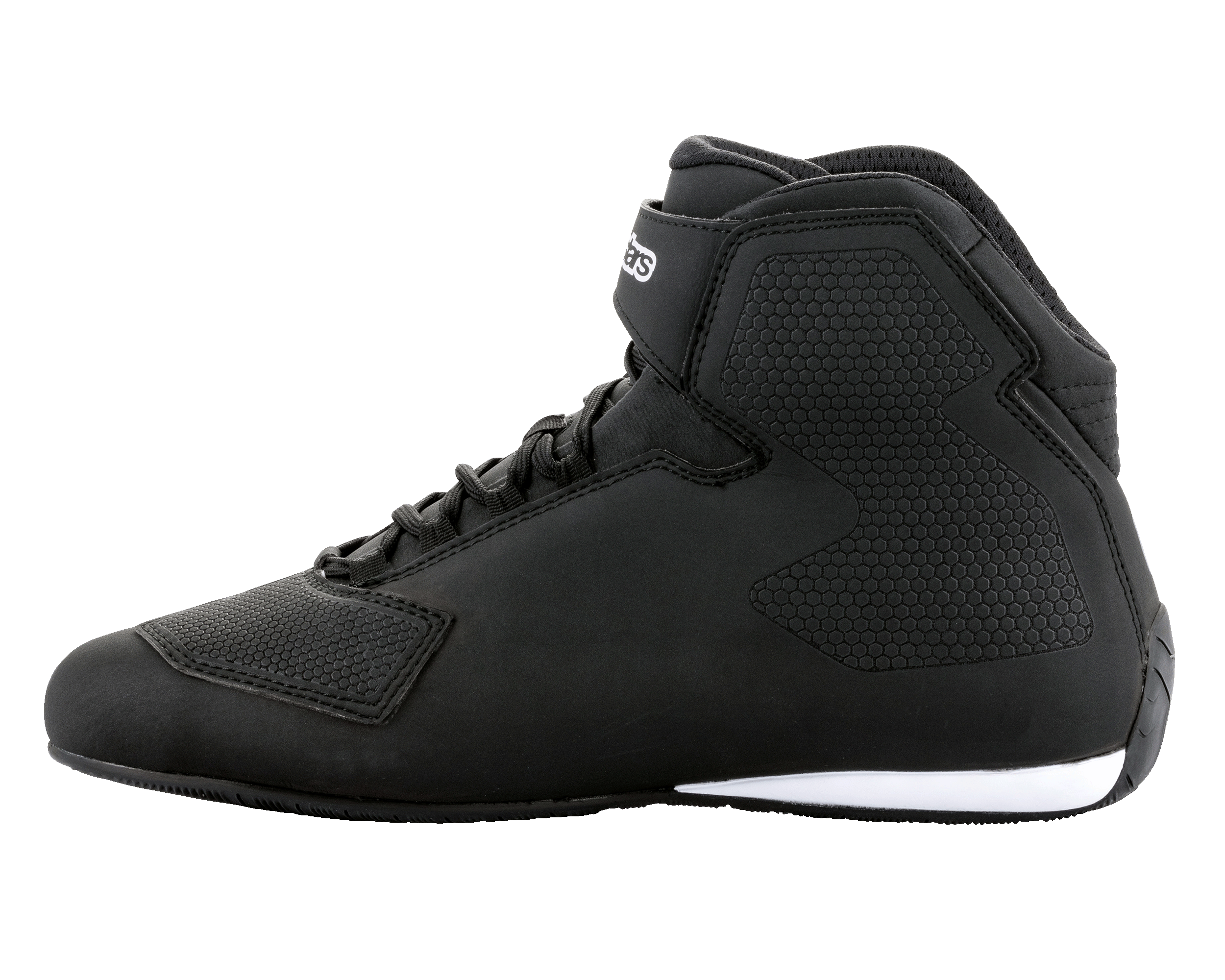 Chaussures Alpinestars Sektor, chaussures de moto noires et blanches, profil montant, système de laçage rapide avec sangle de cheville, châssis en microfibre texturée, détails blancs sur la semelle au talon, chaussures de protection épurées pour la route