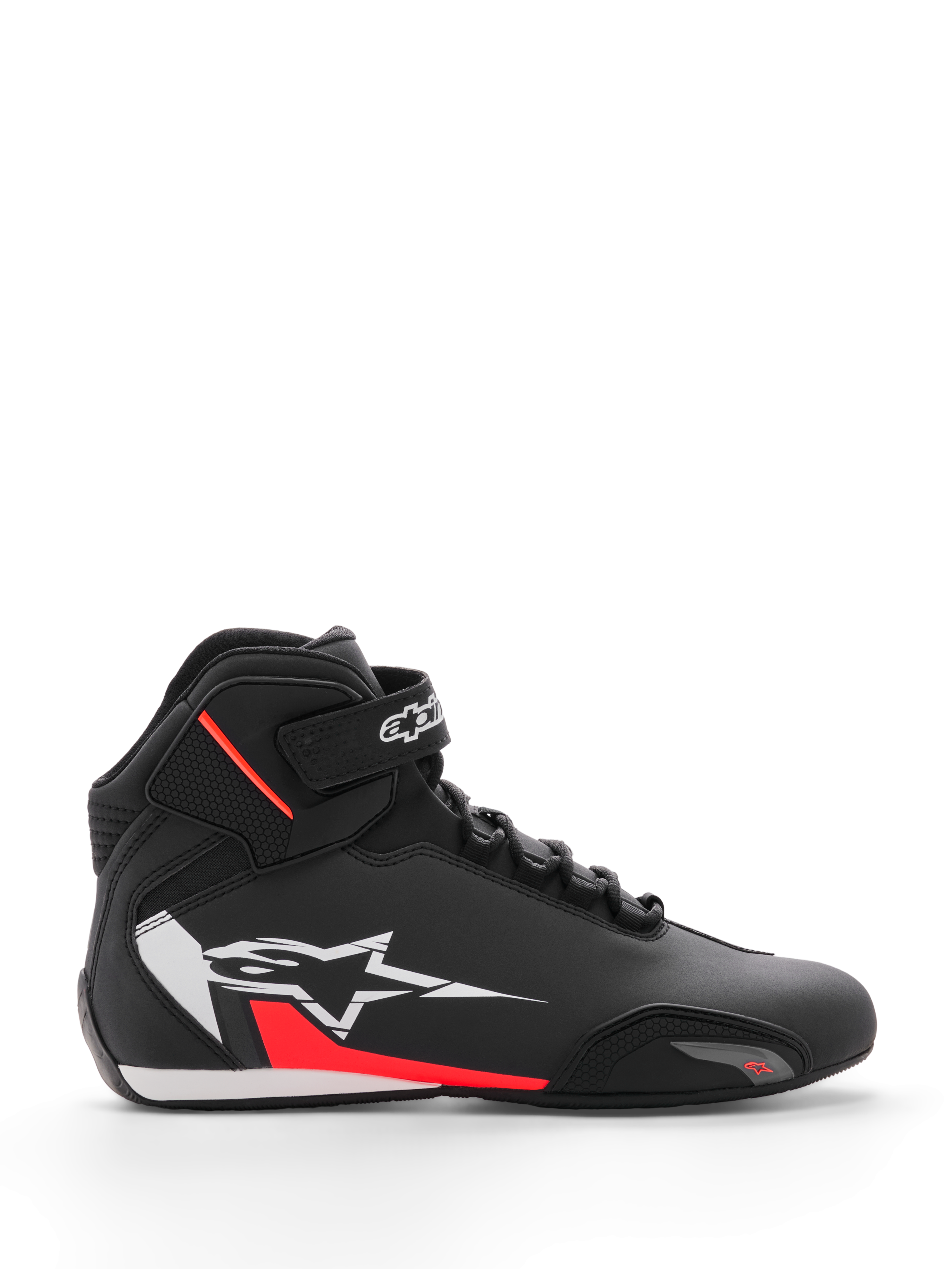 Chaussure Alpinestars Sektor, chaussures de moto, noir, blanc et rouge fluo, design montant avec laçage rapide et sangle à la cheville, grand logo étoile blanc sur le côté avec accents rouges, tige en microfibre avec bout renforcé, profil épuré inspiré de la course