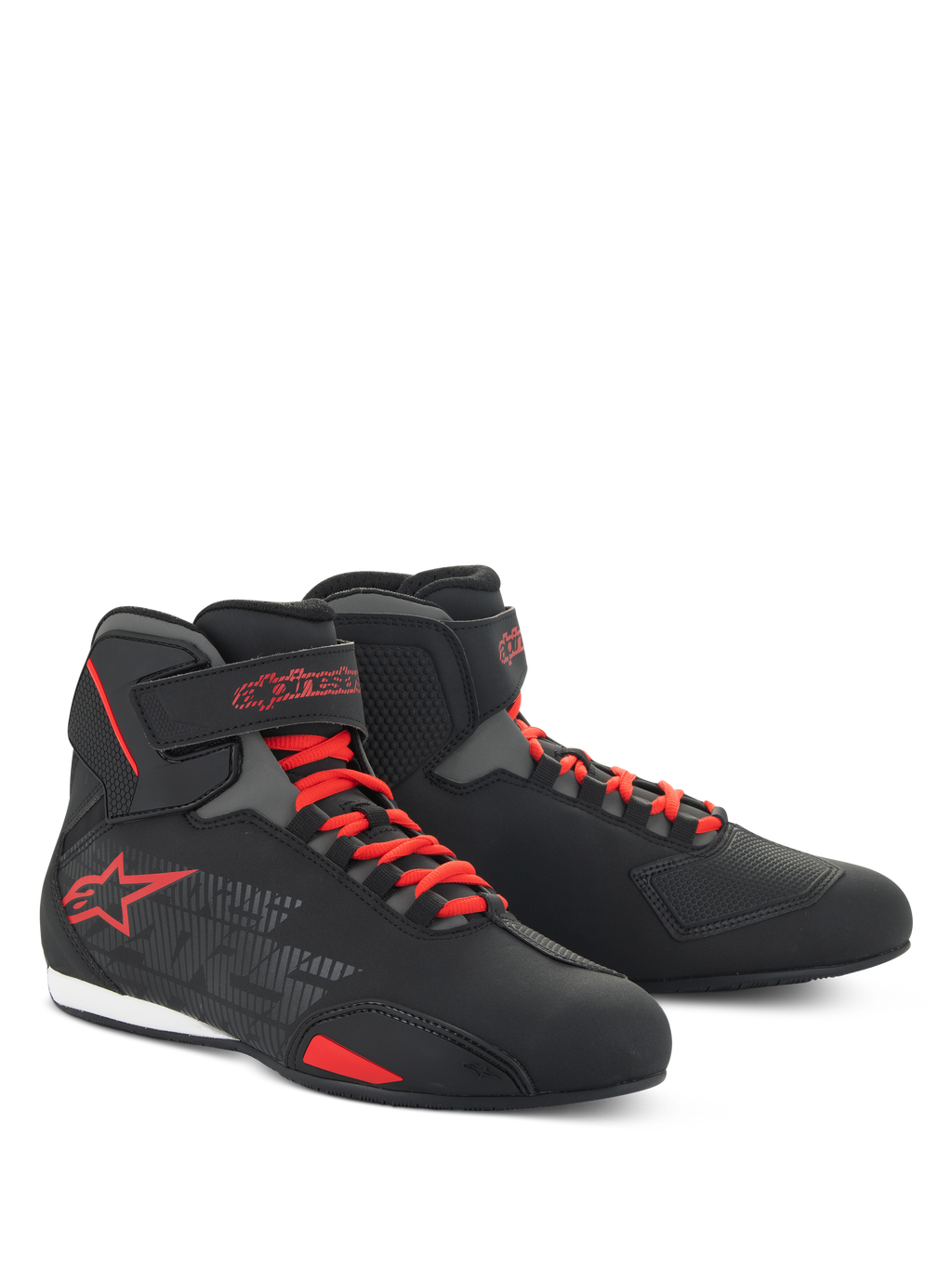 Alpinestars Sektor Schuhe, flach geschnittene Motorradschuhe, Schwarz und Bright Red, mit rotem Speed-Lacing-System, Knöchelriemen und auffälligem rotem Stern-Logo, schlanke Mikrofaser-Konstruktion für Straßen- und Sportfahrten