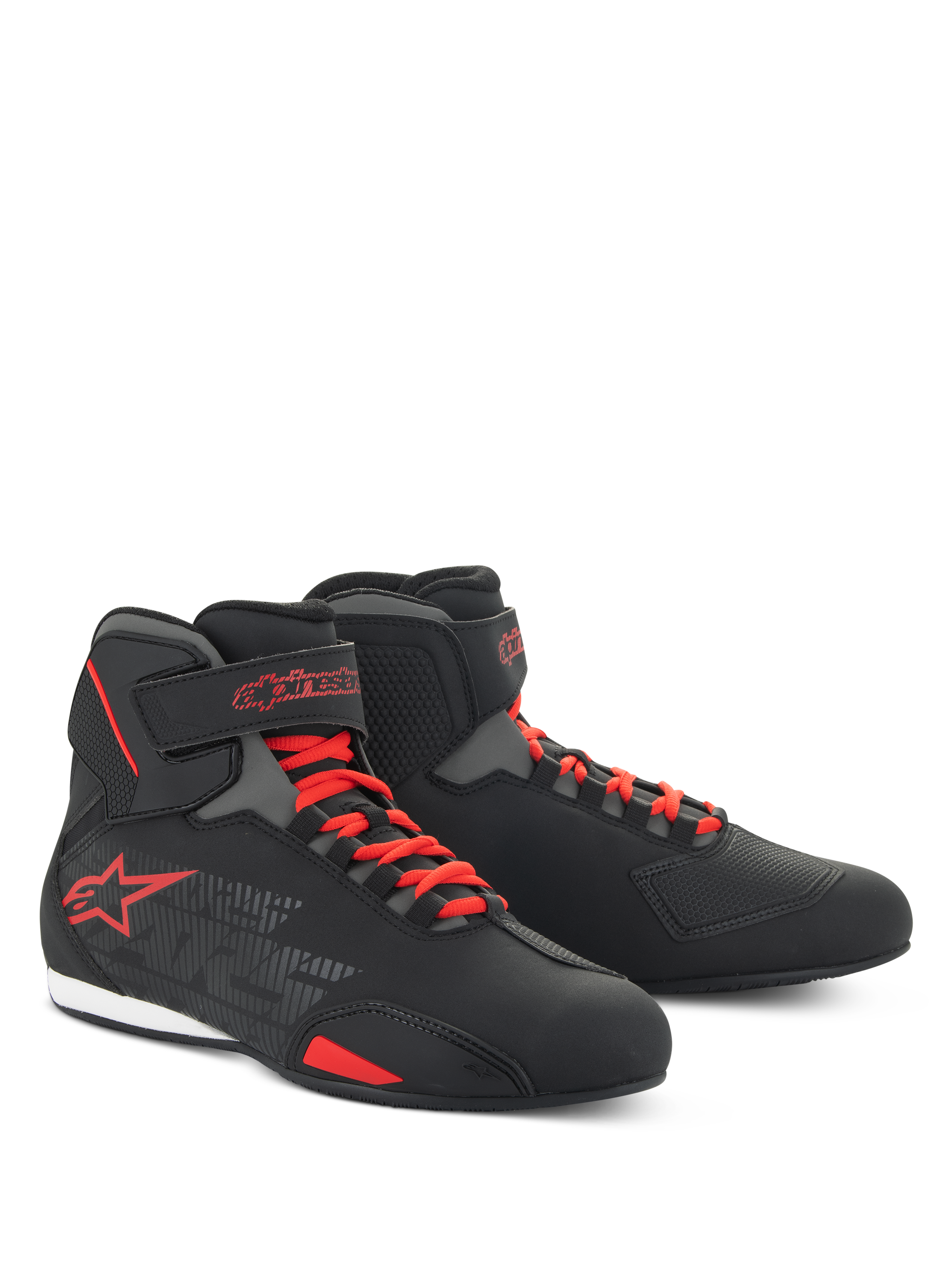 Alpinestars Sektor Schuhe, flach geschnittene Motorradschuhe, Schwarz und Bright Red, mit rotem Speed-Lacing-System, Knöchelriemen und auffälligem rotem Stern-Logo, schlanke Mikrofaser-Konstruktion für Straßen- und Sportfahrten