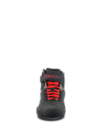Alpinestars Sektor Schuhe, Motorradschuhe, Schwarz und Leuchtendes Rot, Vorderansicht mit roten Schnürsenkeln und Knöchelriemen mit rotem Alpinestars-Logo, strapazierfähige Mikrofaser-Konstruktion mit einem schlanken sportlichen Profil