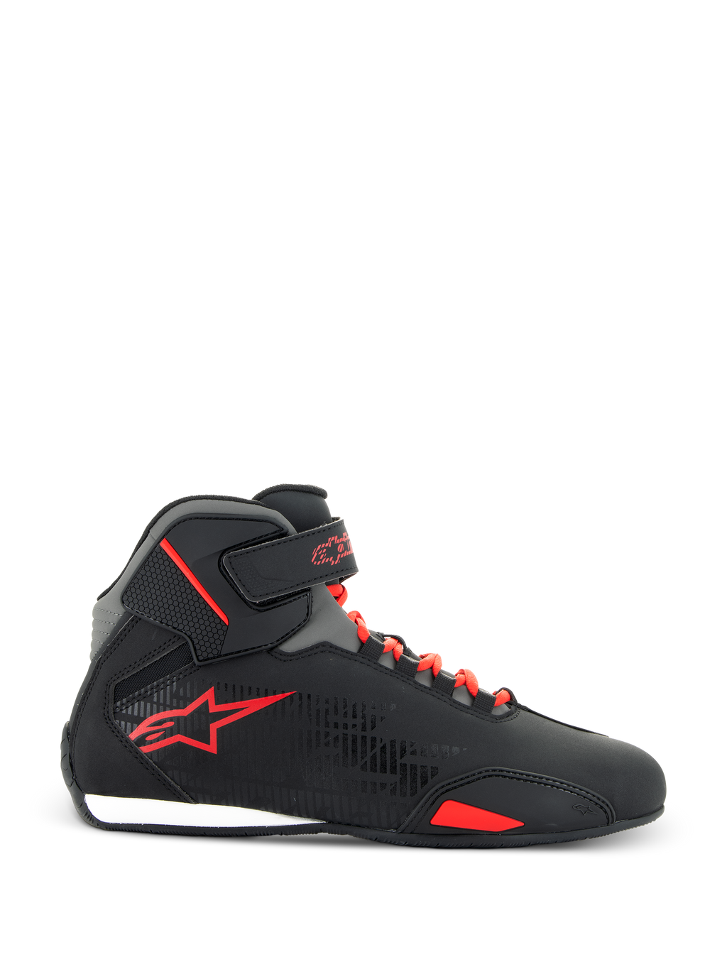 Alpinestars Sektor Schuhe, Motorradschuhe, Schwarz und leuchtendes Rot, Seitenprofil eines High-Top-Mikrofaser-Schuhs mit roten Schnellschnürsenkeln, verstellbarem Knöchelriemen und rotem Stern-Logo, schlankes Design für Straßenfahrten