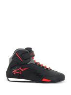 Alpinestars Sektor Schuhe, Motorradschuhe, Schwarz und leuchtendes Rot, Seitenprofil eines High-Top-Mikrofaser-Schuhs mit roten Schnellschnürsenkeln, verstellbarem Knöchelriemen und rotem Stern-Logo, schlankes Design für Straßenfahrten