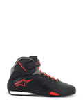 Alpinestars Sektor Schuhe, Motorradschuhe, Schwarz und Hellrot, Seitenansicht mit schwarzem Mikrofaser-Obermaterial, hellroten Schnürsenkeln, rotem Stern-Logo und verstellbarem Knöchelriemen, schlankes Design für Straßen- und Sportfahrten