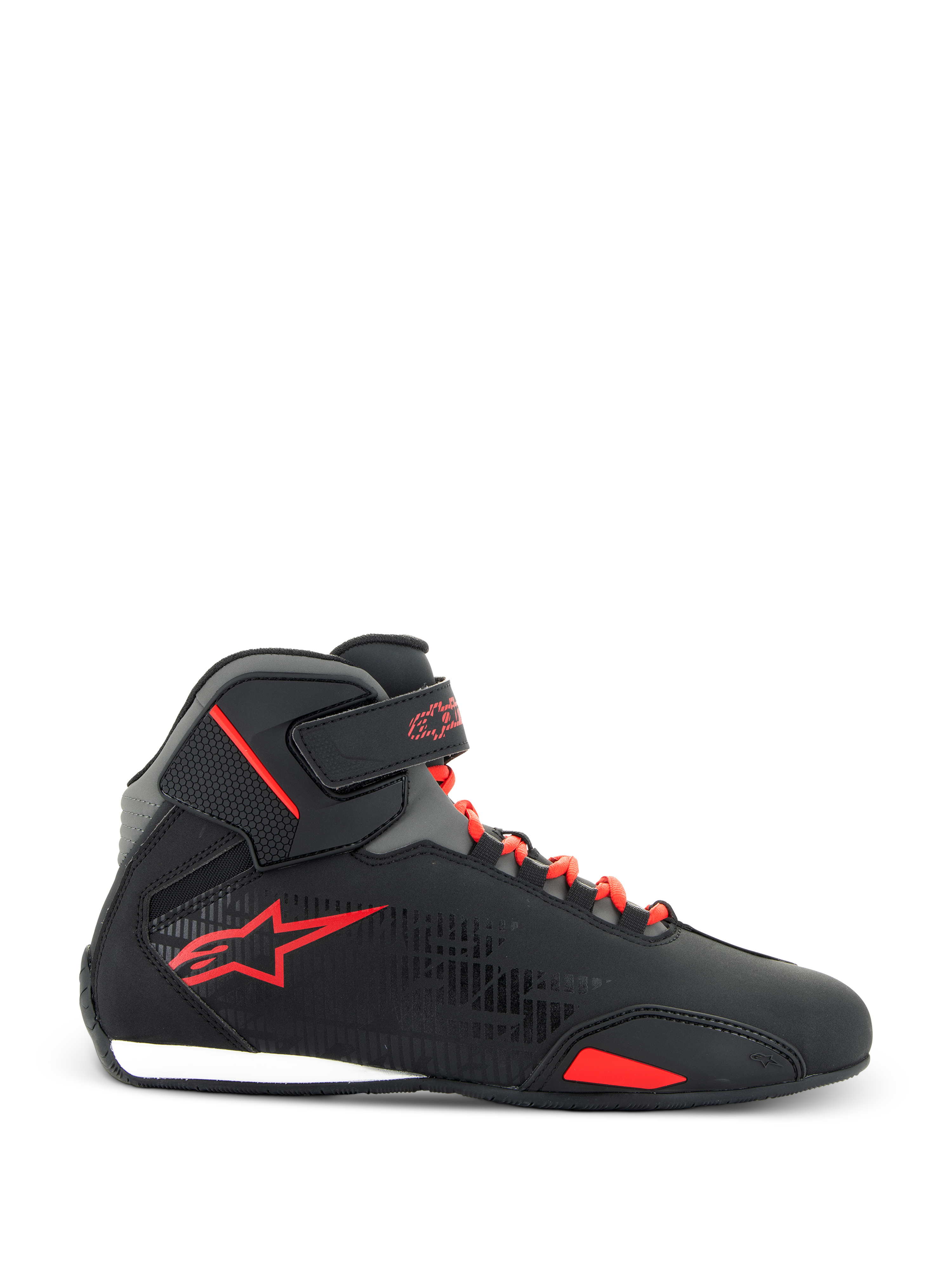 Alpinestars Sektor Schuhe, Motorradschuhe, Schwarz und Hellrot, Seitenansicht mit schwarzem Mikrofaser-Obermaterial, hellroten Schnürsenkeln, rotem Stern-Logo und verstellbarem Knöchelriemen, schlankes Design für Straßen- und Sportfahrten