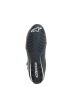 Alpinestars Sektor Schuhe, Motorradschuhe, Schwarz und Hellrot, Unteransicht der strukturierten Gummisohle mit weißem Alpinestars-Branding und integriertem Verstärkungsschaft für Grip und Stabilität.