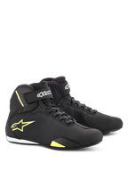 Alpinestars Sektor Schuhe, Motorradschuhe, Schwarz und Neongelb, halbhohes Design mit Schnellschnürsystem und Klettverschluss am Knöchel, gelbes Alpinestars-Logo an der Seite, leichte Mikrofaser-Konstruktion mit elegantem Finish