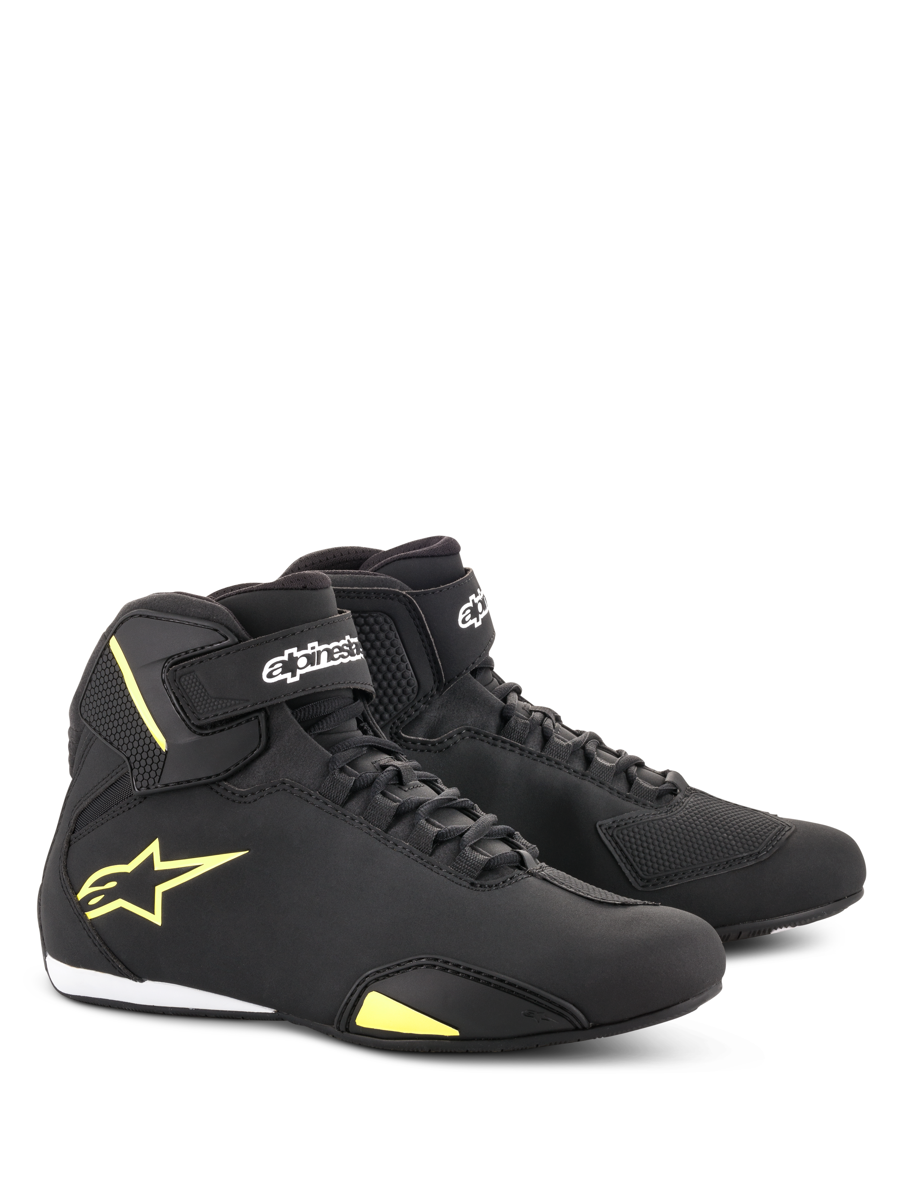 Alpinestars Sektor Schuhe, Motorradschuhe, Schwarz und Neongelb, halbhohes Design mit Schnellschnürsystem und Klettverschluss am Knöchel, gelbes Alpinestars-Logo an der Seite, leichte Mikrofaser-Konstruktion mit elegantem Finish
