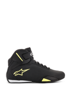 Alpinestars Sektor Schuhe, Motorradschuhe, Schwarz und Neongelb, Seitenansicht mit gelbem Astars-Logo, Knöchelriemen mit weißem Branding, Speed-Lacing-System und schlanke Mikrofaser-Konstruktion.
