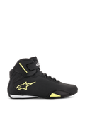 Alpinestars Sektor Schuhe, Motorradschuhe, Schwarz und Gelb Fluoreszierend, Seitenansicht mit gelbem Stern-Logo, Knöchelriemen mit Branding und weißem Fersenakzent auf einem schlanken Mikrofaser-Obermaterial.