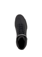 Alpinestars Sektor Schuhe, Motorradschuhe, Schwarz Gelb Fluo, Draufsicht mit schwarzem Mikrofaser-Obermaterial, Speed-Lacing-System, Knöchelriemen mit weißem Alpinestars-Logo und strukturierter Schaltverstärkung.