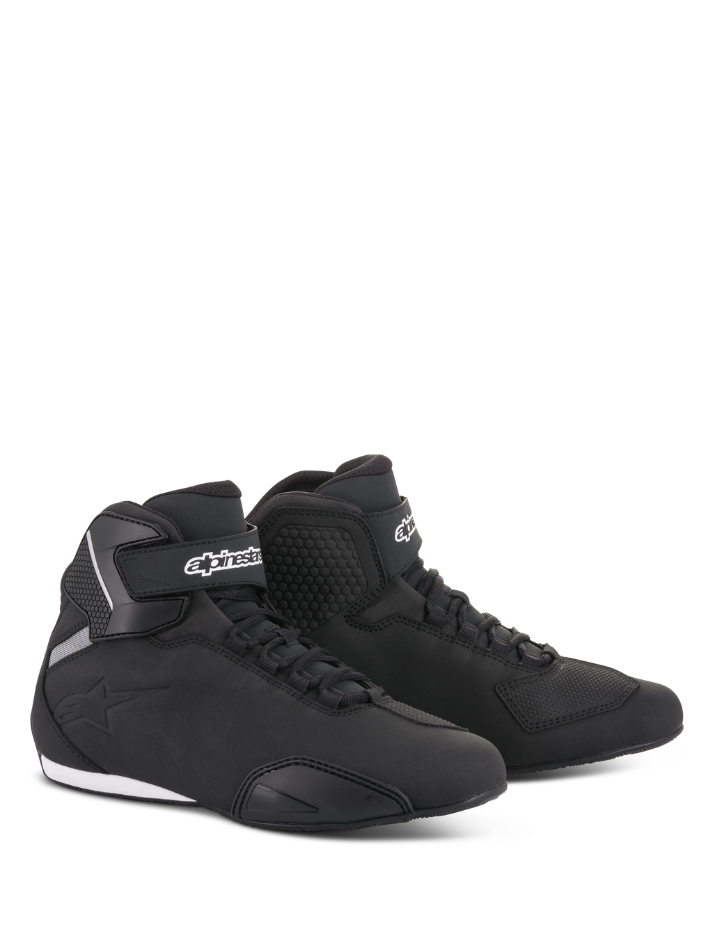 Alpinestars Sektor schoenen, motorschoenen, zwart, slank halfhoog profiel met bovenwerk van microvezel, snelvetersysteem, wit Alpinestars-logo op de enkelband en duurzame rubberen zool