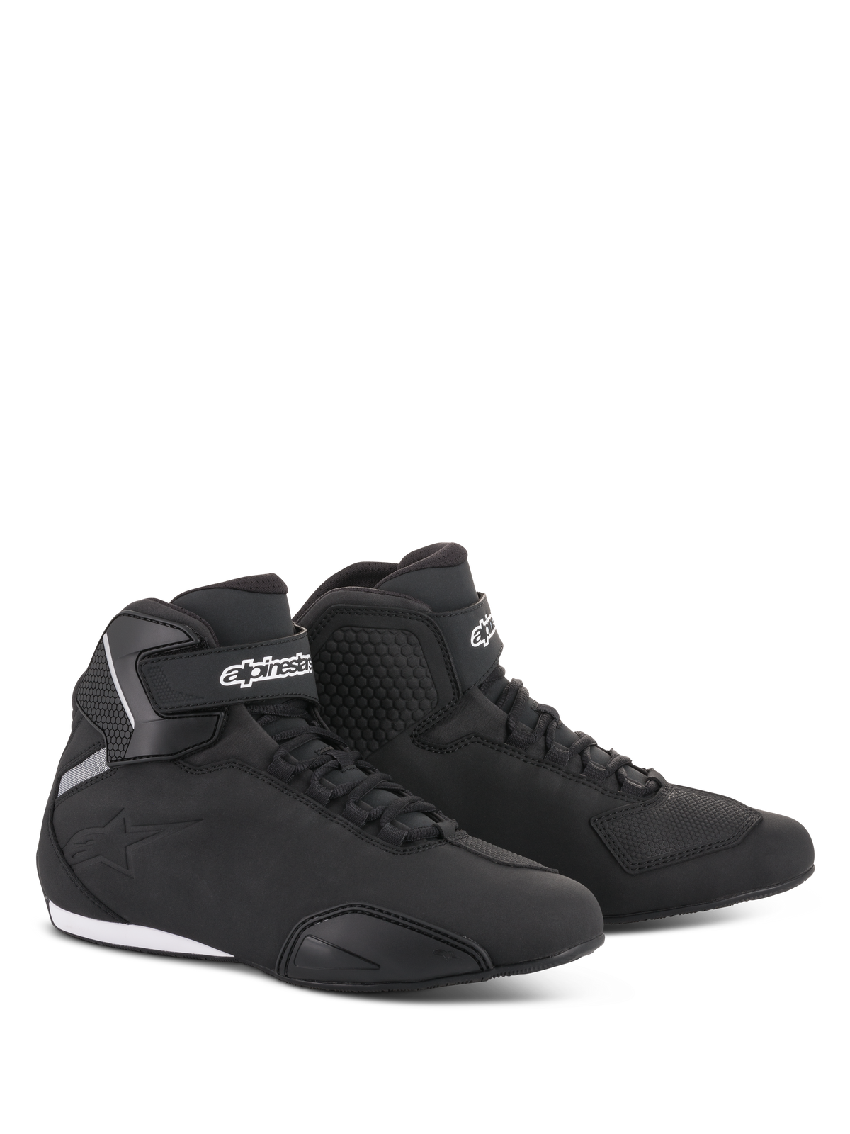 Alpinestars Sektor schoenen, motorschoenen, zwart, slank halfhoog profiel met bovenwerk van microvezel, snelvetersysteem, wit Alpinestars-logo op de enkelband en duurzame rubberen zool