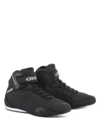 Alpinestars Sektor schoenen, motorschoenen, zwart, slank halfhoog profiel met bovenwerk van microvezel, snelvetersysteem, wit Alpinestars-logo op de enkelband en duurzame rubberen zool