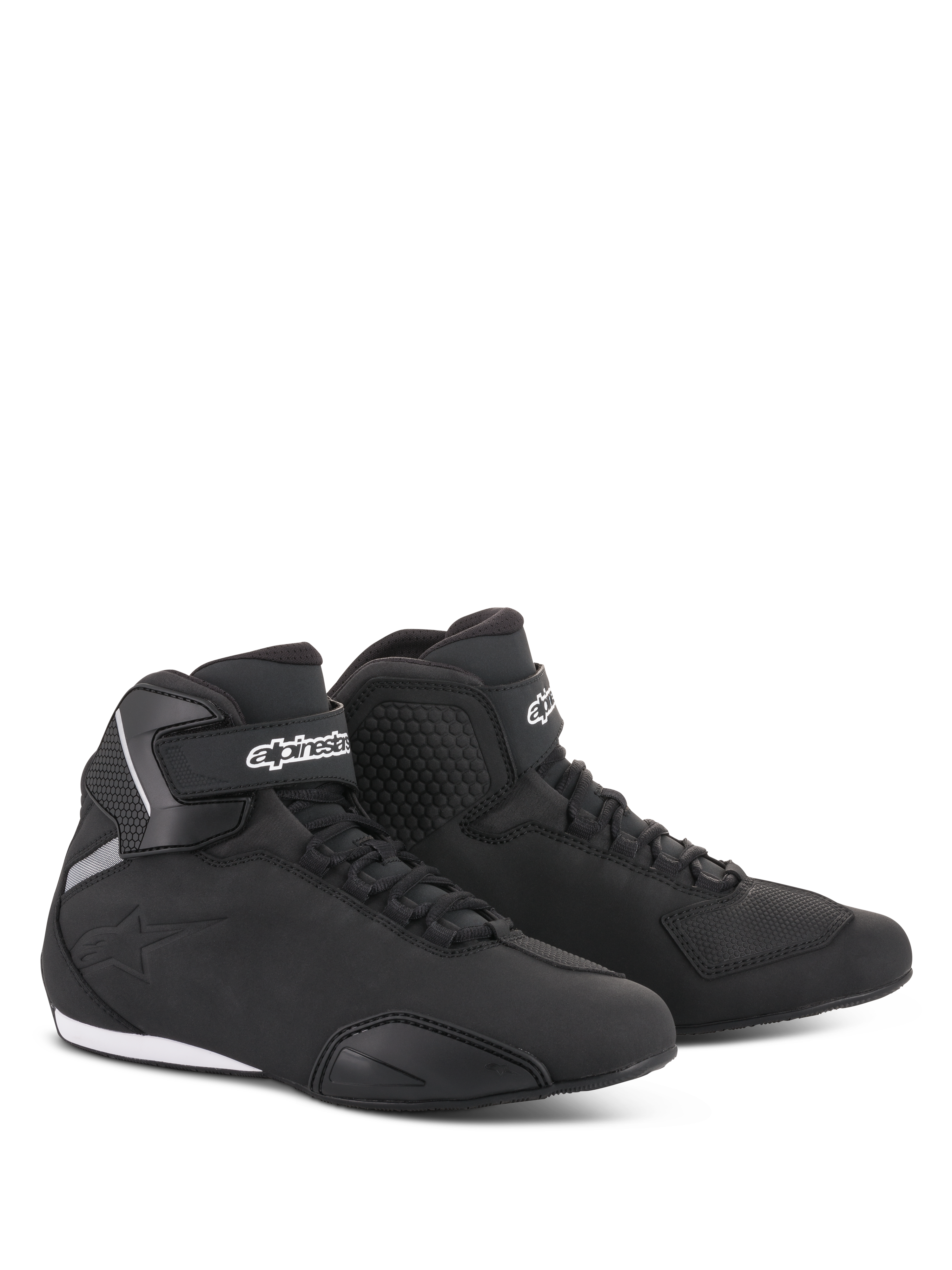Alpinestars Sektor schoenen, motorschoenen, zwart, slank halfhoog profiel met bovenwerk van microvezel, snelvetersysteem, wit Alpinestars-logo op de enkelband en duurzame rubberen zool