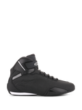 Alpinestars Sektor schoenen, zwarte motorrijdschoenen, zijaanzicht, strakke microvezelconstructie met versterkte neus en enkelband, wit Alpinestars-logo, sportief gestileerde beschermende schoenen.
