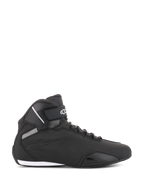 Alpinestars Sektor schoenen, zwarte motorrijschoenen, zijaanzicht, strak hoog model met bovenwerk van microvezel, enkelbandje met wit logo, snelvetersysteem en verstevigde neus en hiel, sportief geïnspireerde motorschoenen voor op de weg