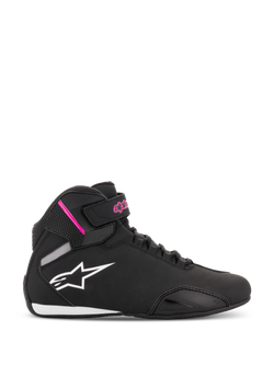 Chaussures Stella Sektor Femme Alpinestars, chaussures de moto montantes noires et fuchsia, logo étoile blanc, accents roses sur la sangle de cheville, lacets noirs, semelle blanche et noire, construction en microfibre légère
