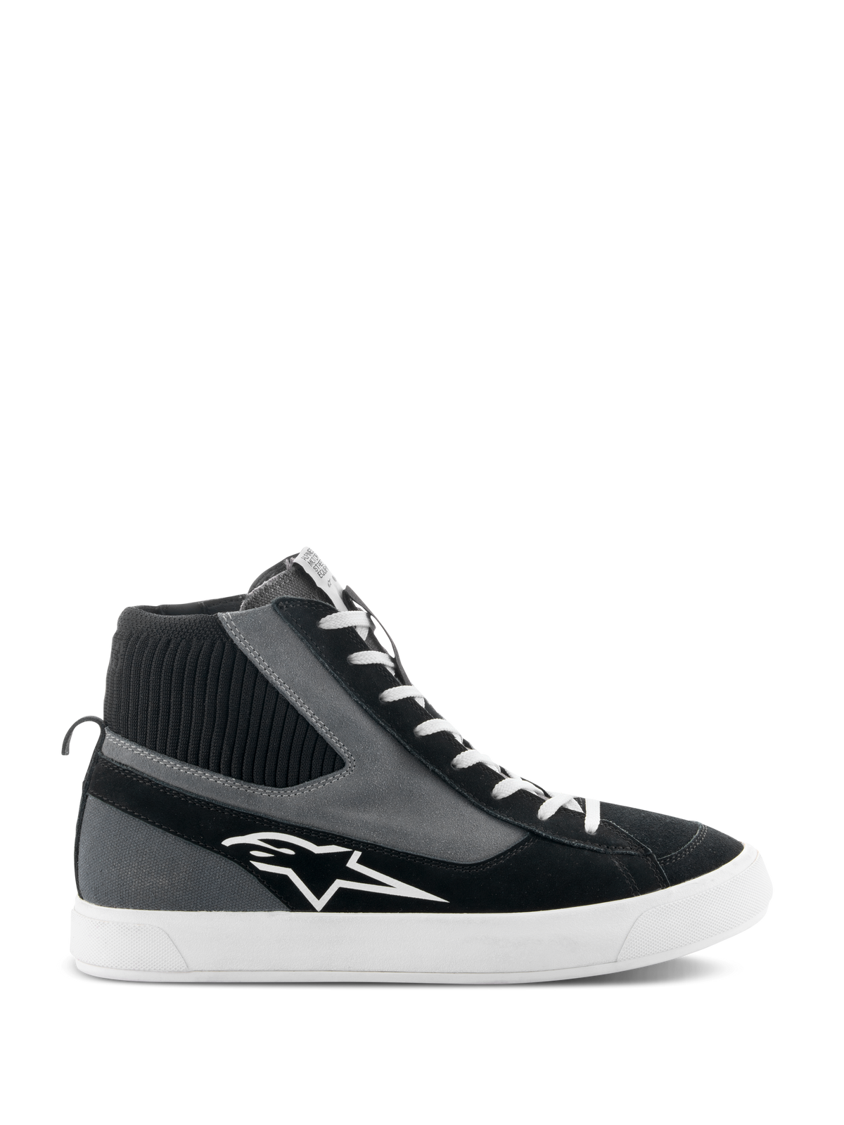 Chaussures Alpinestars Stated, chaussures de moto montantes, noir, gris et blanc, avec logo étoile blanc, semelle en caoutchouc vulcanisé blanc, col de cheville en maille côtelée et lacets blancs, style urbain