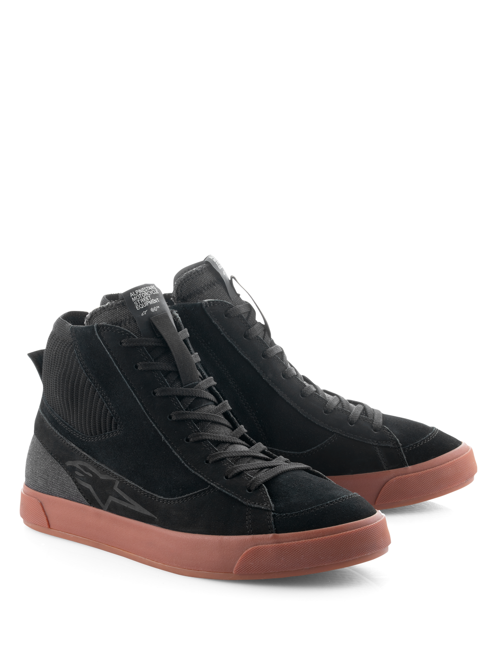 Alpinestars Stated schoenen, stedelijke motorschoenen, zwart en gum, hoog model met bovenwerk van zwart suède en canvas, bruine gevulkaniseerde rubberen zool, retro skate-geïnspireerd ontwerp voor gebruik op straat en de weg