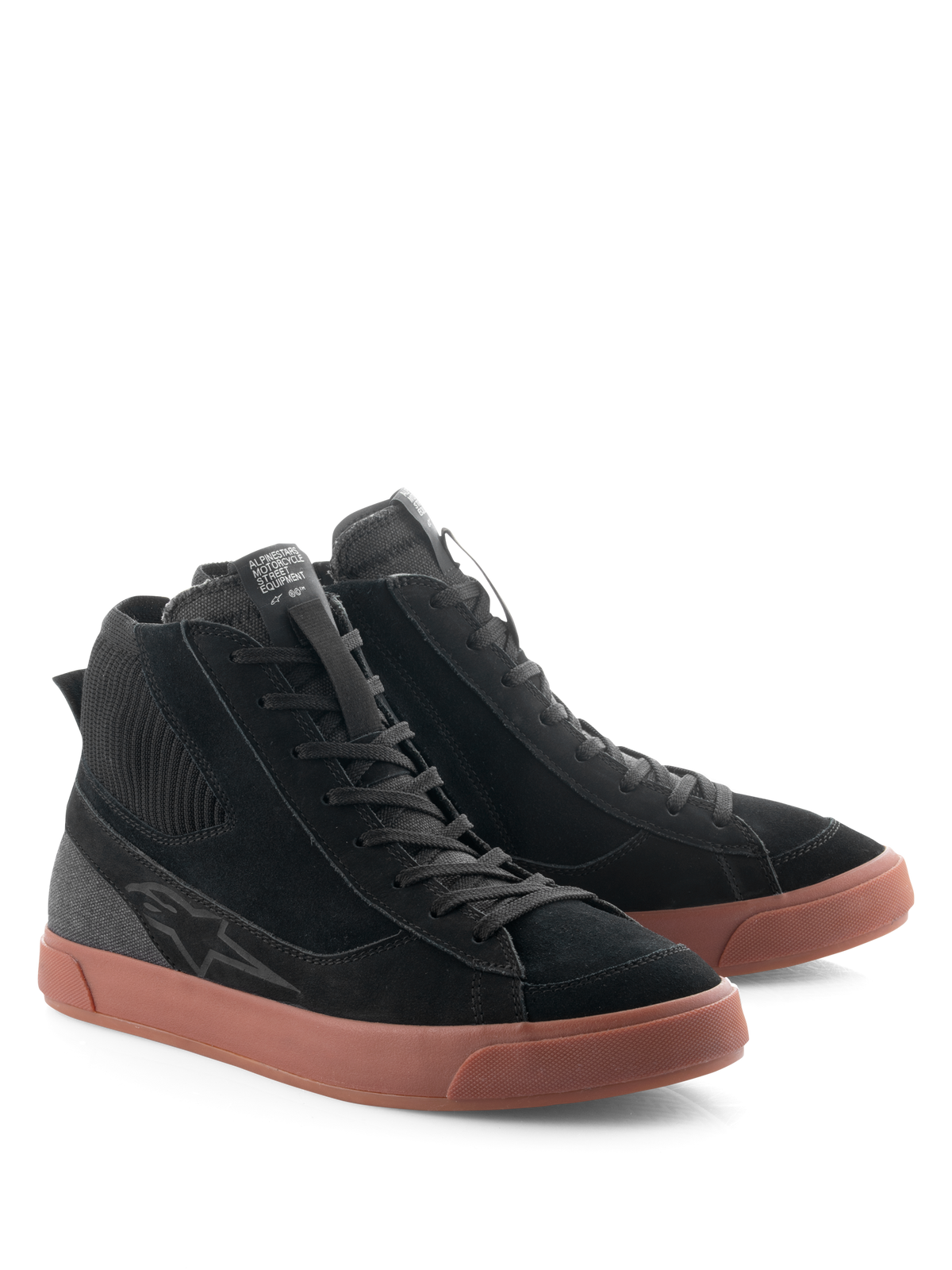 Alpinestars Stated schoenen, stedelijke motorschoenen, zwart en gum, hoog model met bovenwerk van zwart suède en canvas, bruine gevulkaniseerde rubberen zool, retro skate-geïnspireerd ontwerp voor gebruik op straat en de weg