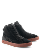 Alpinestars Stated schoenen, stedelijke motorschoenen, zwart en gum, hoog model met bovenwerk van zwart suède en canvas, bruine gevulkaniseerde rubberen zool, retro skate-geïnspireerd ontwerp voor gebruik op straat en de weg