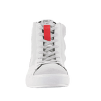 Alpinestars Stated Schoenen, urban motorschoenen, White Cool Gray, vooraanzicht van een hoge sneaker, met een opvallend rood accent op de tong, grijze veters en een witte gevulkaniseerde zool, minimalistisch skate-geïnspireerd ontwerp