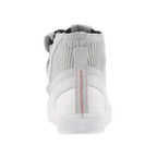 Alpinestars Stated schoenen, motorschoenen, White Cool Gray, achteraanzicht met rode zigzag-stiksels op de hiel, gebreide mesh enkelkraag en witte gevulkaniseerde zool, urban sneaker-ontwerp