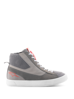 Alpinestars Stated Shoes, hoge motorschoenen, lichtgrijs en fluo rood, voorzien van een geribbelde gebreide enkelkraag, witte gevulkaniseerde zool, rood sterlogo op de hiel en gespleten suède neus, modern urban streetwear-ontwerp