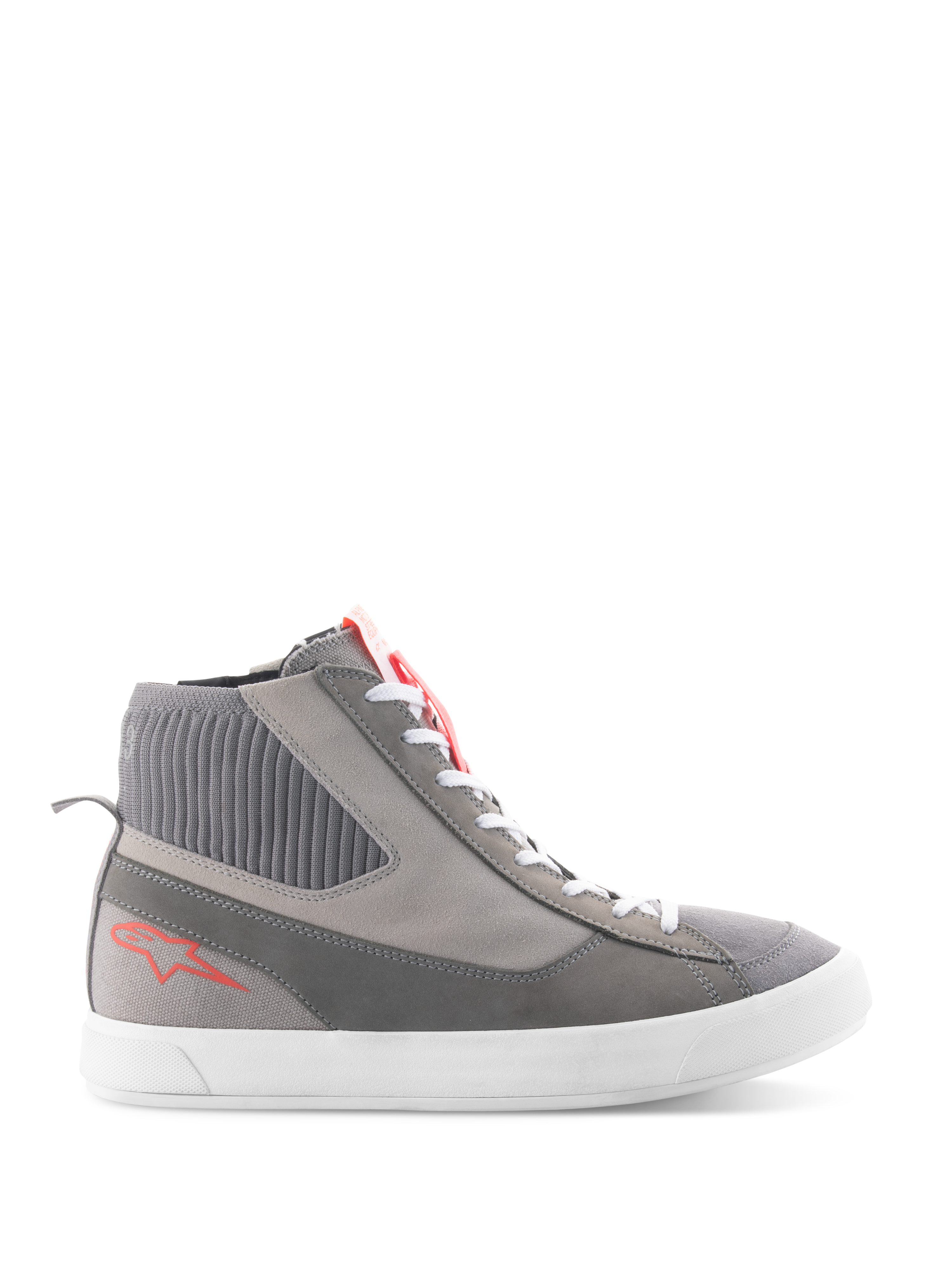 Alpinestars Stated Shoes, hoge motorschoenen, lichtgrijs en fluo rood, voorzien van een geribbelde gebreide enkelkraag, witte gevulkaniseerde zool, rood sterlogo op de hiel en gespleten suède neus, modern urban streetwear-ontwerp