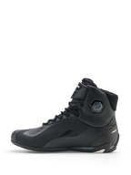 Alpinestars Faster-4 Drystar® Schuhe, Motorradschuhe, Schwarz Cool Gray Weiß, Seitenprofilansicht mit wasserdichter Konstruktion, Schnürverschluss mit Klettverschlussriemen und integriertem Knöchelschutz.