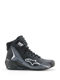 Alpinestars Faster-4 Drystar Schuhe, Motorradschuhe, Schwarz Cool Gray Weiß, Seitenprofilansicht mit weißem Astars-Logo, High-Top-Design mit verstärkten Schutzpaneelen, Schnürverschluss mit Knöchelriemen, moderner sportlicher Stil