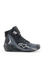 Alpinestars Faster-4 Drystar Schuhe, Motorradschuhe, Schwarz Cool Gray Weiß, Seitenprofilansicht mit weißem Astars-Logo, High-Top-Design mit verstärkten Schutzpaneelen, Schnürverschluss mit Knöchelriemen, moderner sportlicher Stil