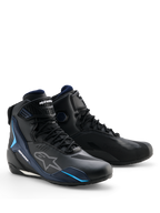 Chaussures Alpinestars Faster-4 Drystar®, chaussures de moto imperméables, Noir Night Navy Cyan, avec logos Alpinestars blancs et accents bleu cyan, design sportif avec fermeture à lacets et bride auto-agrippante