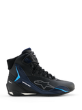 Alpinestars Faster-4 Drystar, chaussures de moto, Black Night Navy Cyan, vue latérale montrant le design de basket montante, panneaux de support en TPU cyan, logo Alpinestars blanc en pointillés, fermeture à lacets avec sangle de cheville texturée