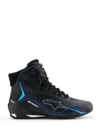 Alpinestars Faster-4 Drystar, chaussures de moto, Black Night Navy Cyan, vue latérale montrant le design de basket montante, panneaux de support en TPU cyan, logo Alpinestars blanc en pointillés, fermeture à lacets avec sangle de cheville texturée