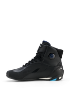 Chaussures Alpinestars Faster-4 Drystar®, noir avec accents bleu marine et cyan, vue de profil, chaussures de moto montantes avec fermeture à lacets, sangle de cheville à scratch et semelle renforcée protectrice