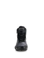 Chaussures Alpinestars Stella Faster-4 Drystar® pour femme, chaussures de moto, noir avec accents argentés, vue de face montrant la fermeture à lacets et la sangle de cheville auto-agrippante avec logo, design imperméable épuré pour la conduite sportive et sur route