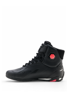 Chaussures Alpinestars Stella Faster-4 Drystar®, chaussures de moto pour femme, noir et corail fluo, vue de profil montrant la tige en microfibre sans couture, la fermeture à lacets et le détail de protection corail à la cheville